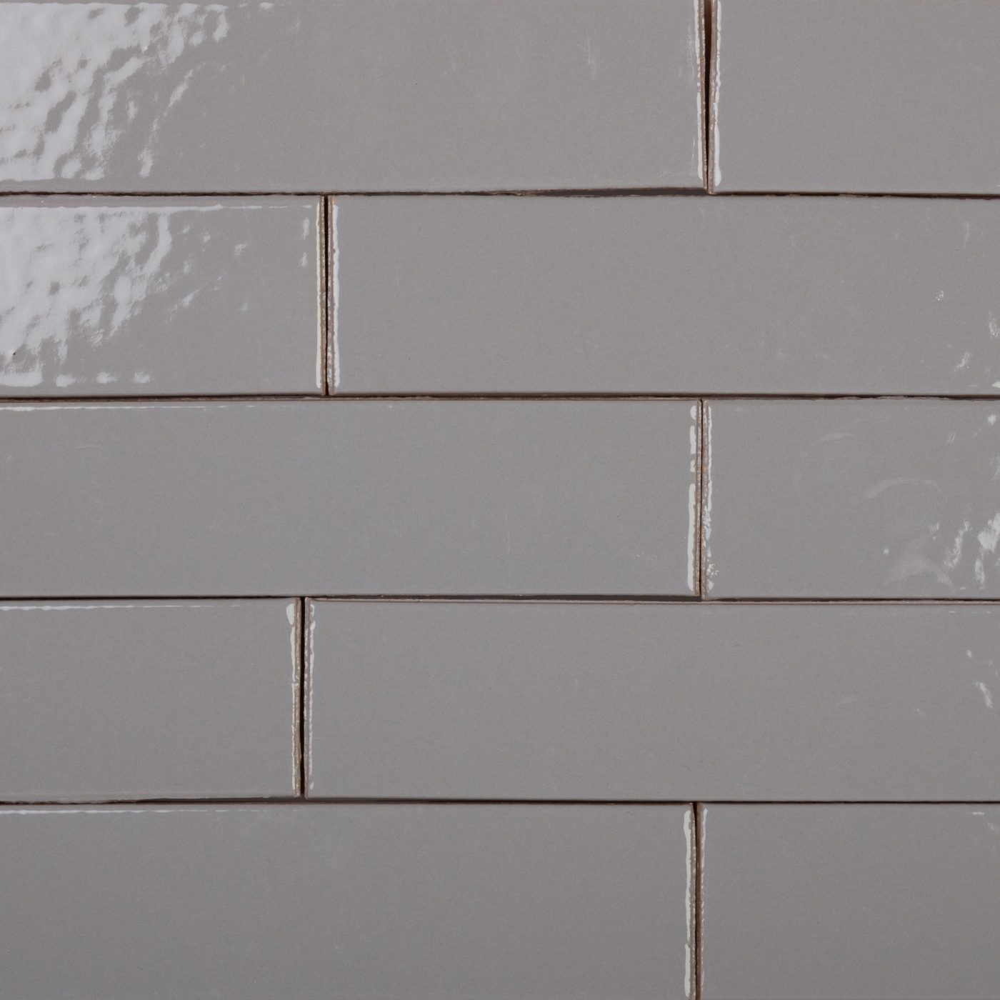 Plaquettes émaillées collées épiderme lisse gris brillant