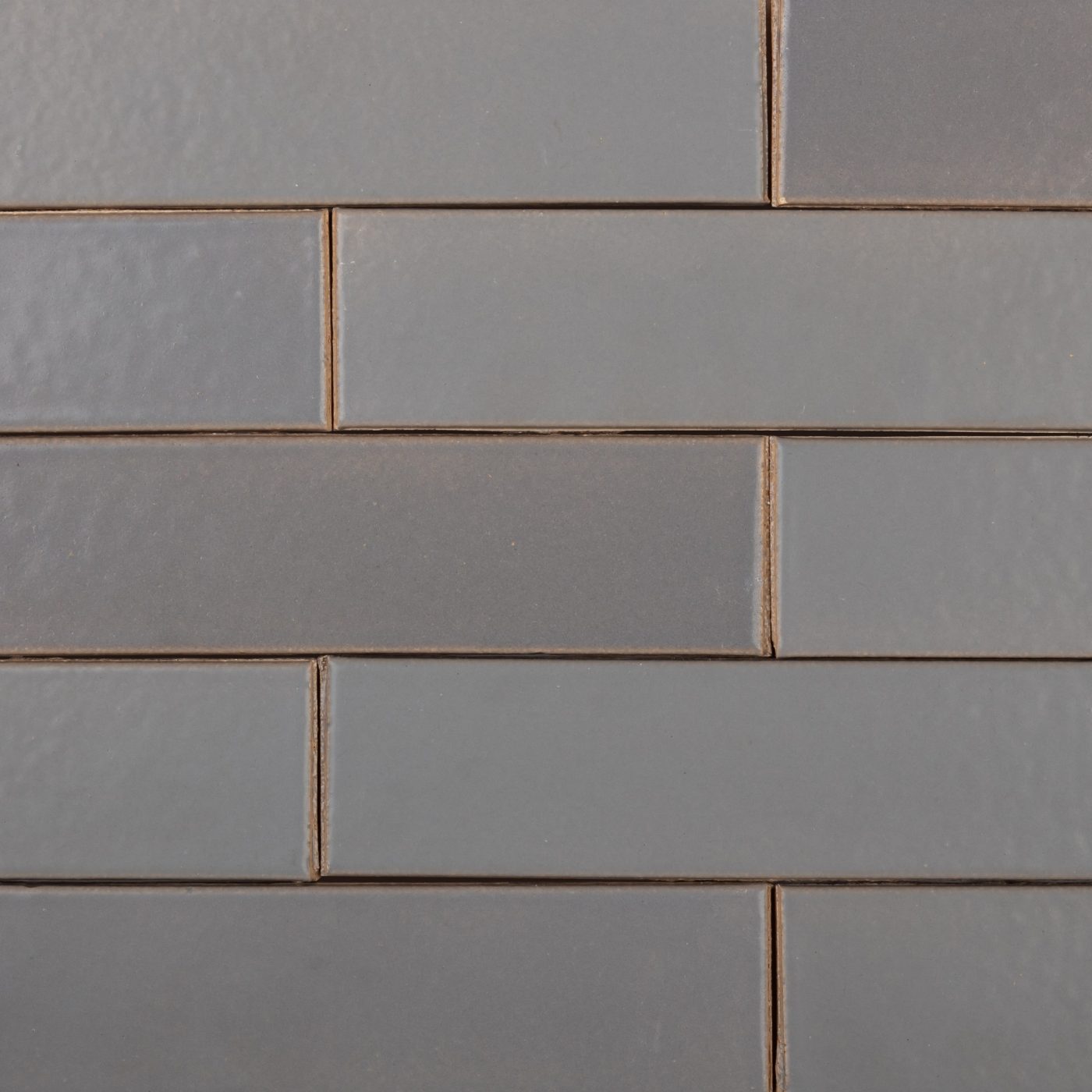 Plaquettes émaillées collées épiderme lisse gris mat