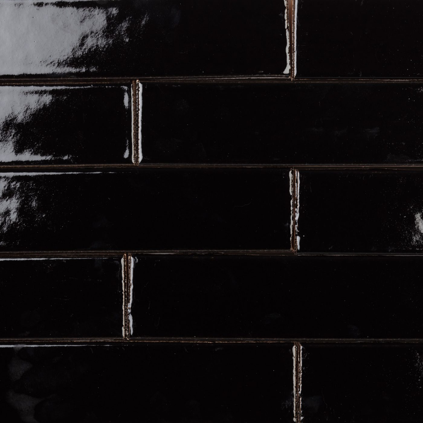Plaquettes émaillées collées épiderme lisse noir brillant