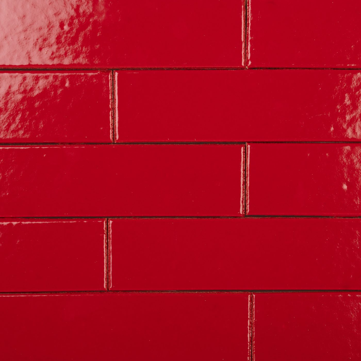 Plaquettes émaillées collées épiderme lisse rouge vif